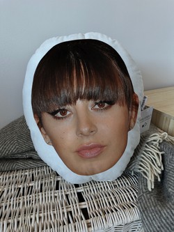 Charli XCX Charlotte Emma Aitchison poduszka maskotka przytulanka